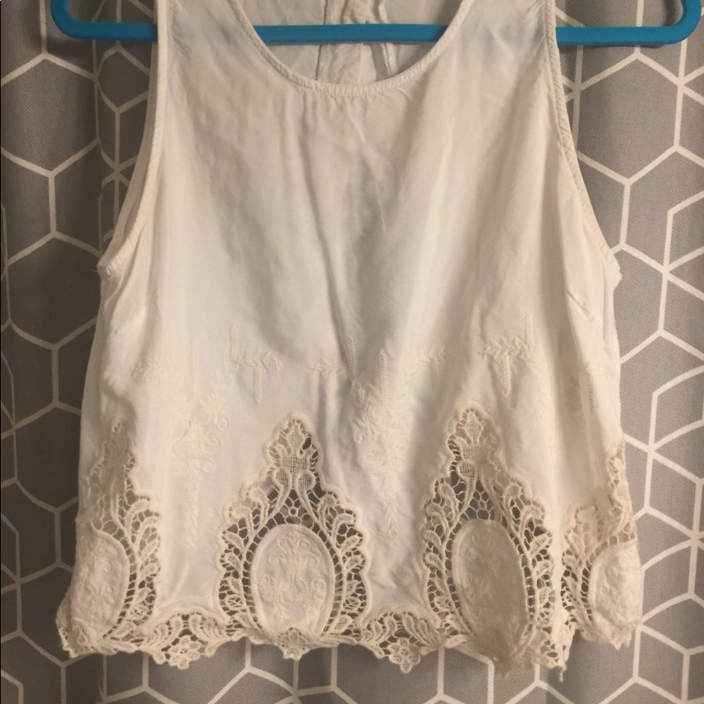 Embroidered highneck crop. Button down back